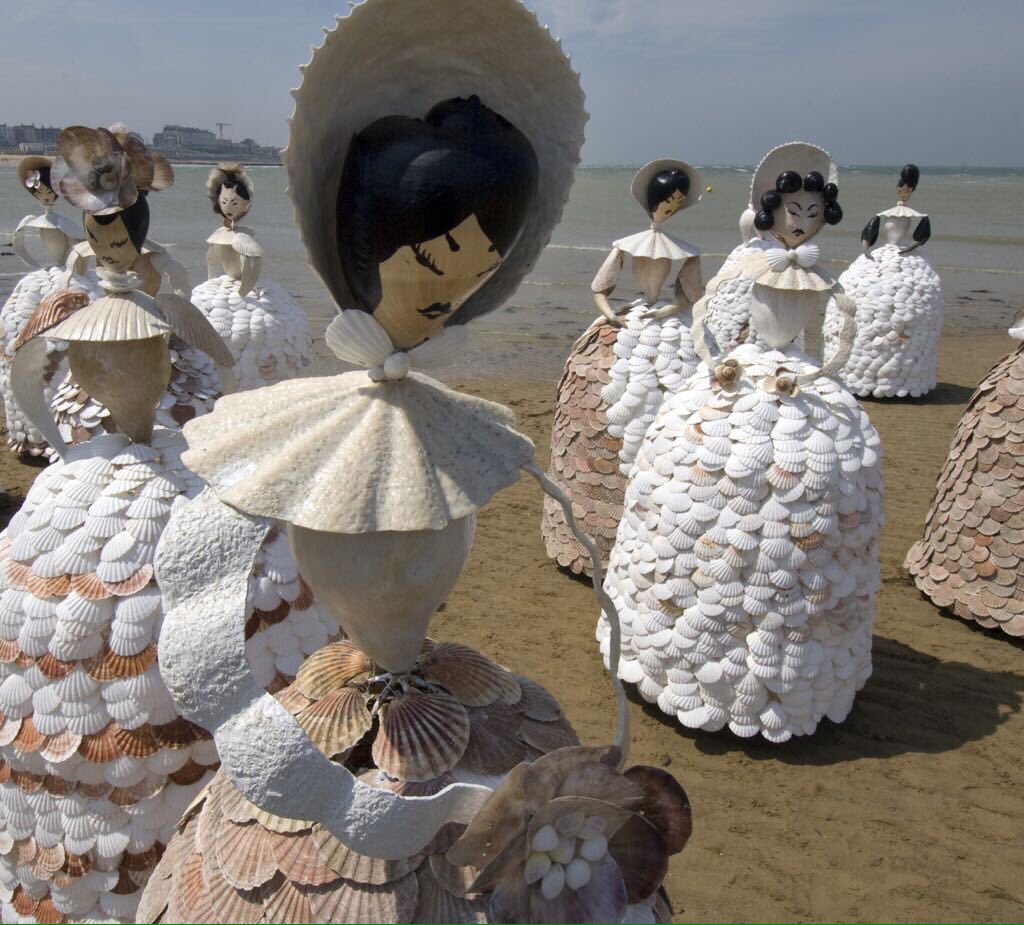 Ann_Carrington1's tweet photo. Shell ladies making the most of this beautiful day! #art #modernart #shell #shellladies https://t.co/Bx08PstbAc