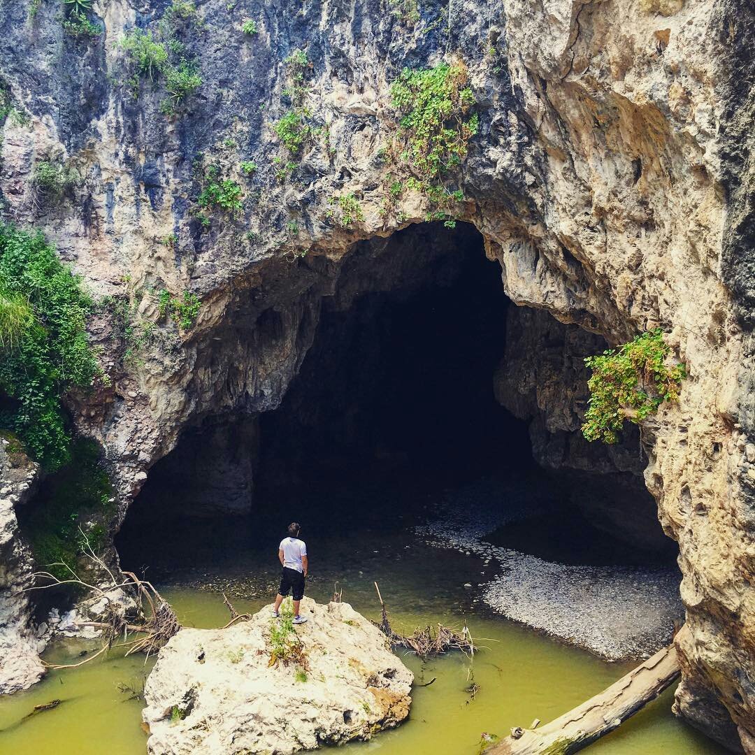 Visitante observando el Puente de Dios