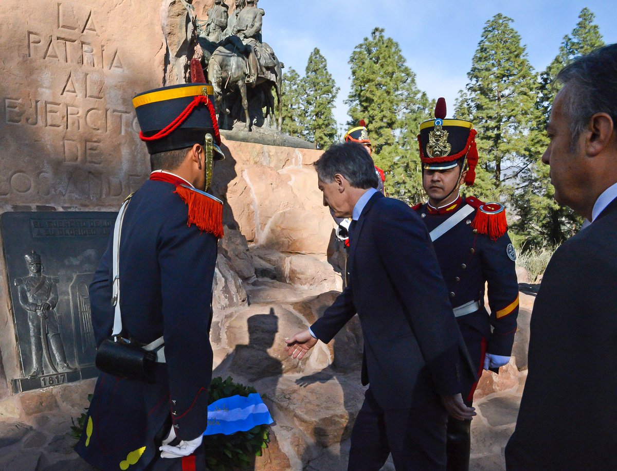 CasaRosada's tweet image. En #Mendoza en la ceremonia oficial por el 166 aniversario de la muerte del general José de San Martín.