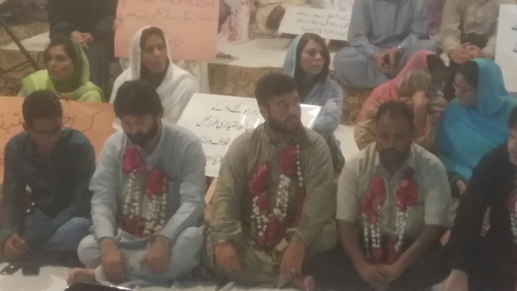 sairabaig's tweet photo. MPA Yousuf Shehwani.bhai sitting on Hunger strike at  front of karachi press club 
#MQMHungerStrike https://t.co/Inrn57qHuh