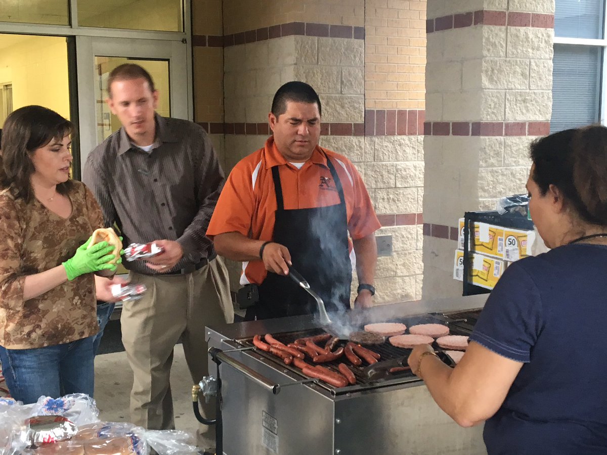 That's my boss grilling for the @AlvinHSJackets staff #mastergriller #service @JohnnyBrisenoJr