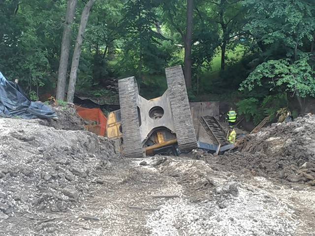 SMBBlaw's tweet image. #Constructionworker hurt after #backhoe #tipover in ravine buff.ly/2b1Z9ZG
