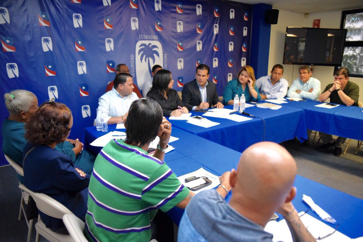 ricardorossello's tweet photo. Dialogando con varios líderes comunitarios. #CompromisoConPR @Jenniffer2012 https://t.co/BBecC7Cjpu