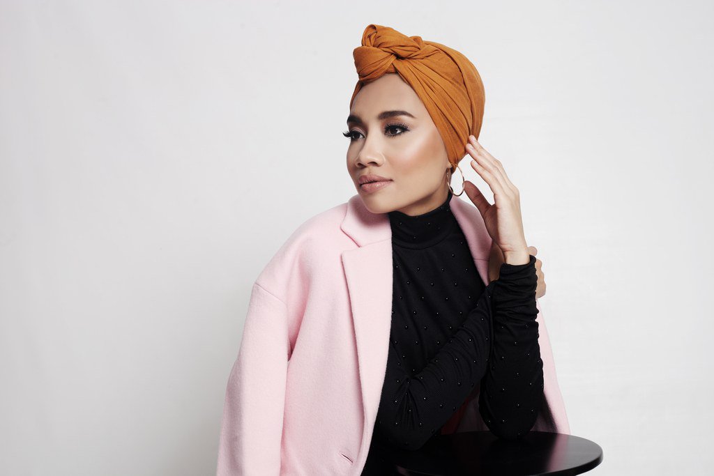 CNTraveler's tweet photo. We had a chance to sit down and eat with Malaysian singer @yunamusic and it was amazing https://t.co/LsXQcAPrMH https://t.co/O1Yb1pzeMr
