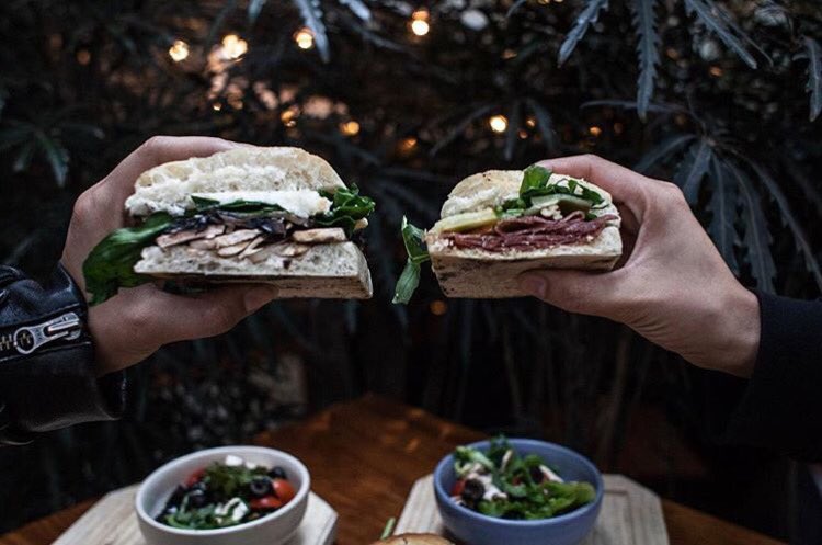 Paninis para los vegetarianos y los amantes de las carnes frías. <a href="/LosCancinos/">LosCancinos</a> en #TuBarrio #DrMora9 #CentroHistórico