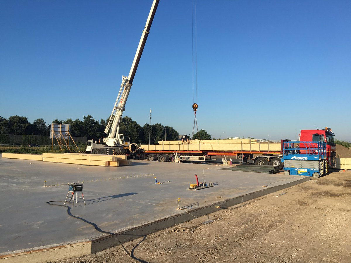 DevotusL's tweet photo. Store 3D vandaag start bouwkundig aannemer met houtconstructie, vooruitlopend puinbaan verzorgd. Nu punten uitzetten https://t.co/ldJLIfp7kY