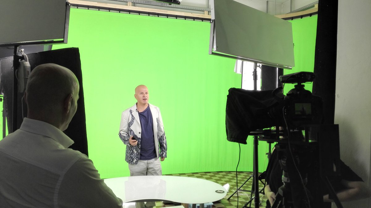 ZipTheFish's tweet photo. Our very first video shooting. The results will be online next week.
#zipthefish #fotoshooting  #BruceWillisdouble https://t.co/hDnPITaoRk