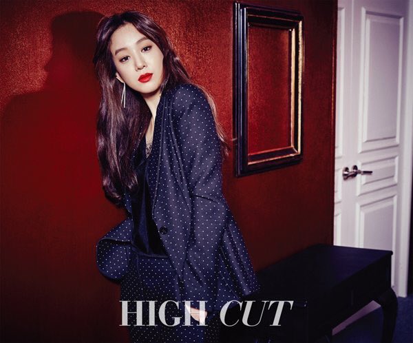 SoundLineRadio's tweet photo. #JungRyeoWon posa para la revista #HIGHCUT.
#VOL180 #COVER #정려원 #하이컷 #highcutstar #Dior https://t.co/b98mhBXtQx