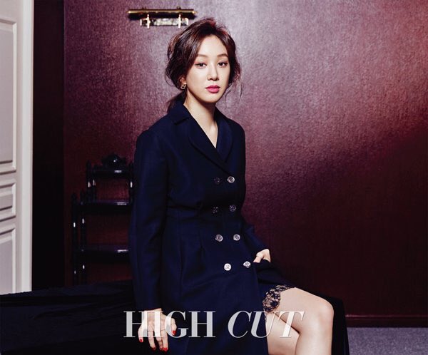 SoundLineRadio's tweet photo. #JungRyeoWon posa para la revista #HIGHCUT.
#VOL180 #COVER #정려원 #하이컷 #highcutstar #Dior https://t.co/b98mhBXtQx