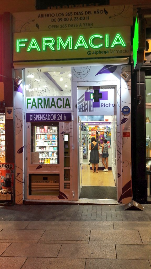 stratocaster_o's tweet image. Una cosa buena de Madrid es que hay una farmacia (Rialto, c/Gran Vía 56) donde, si pides homeopatía, te dan esto.