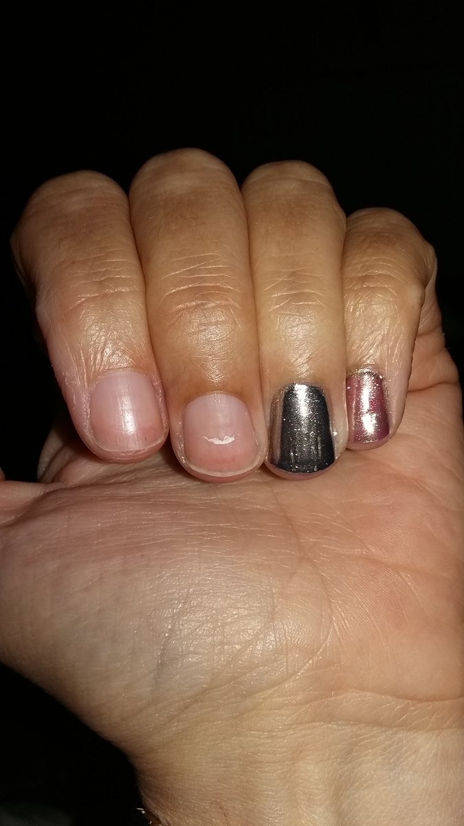 GeorginaQuinlan's tweet photo. I don't know which chrome polish I prefer #creativechrome #gelish @CreativeAcademe @Gelish https://t.co/80K1mcJLVm