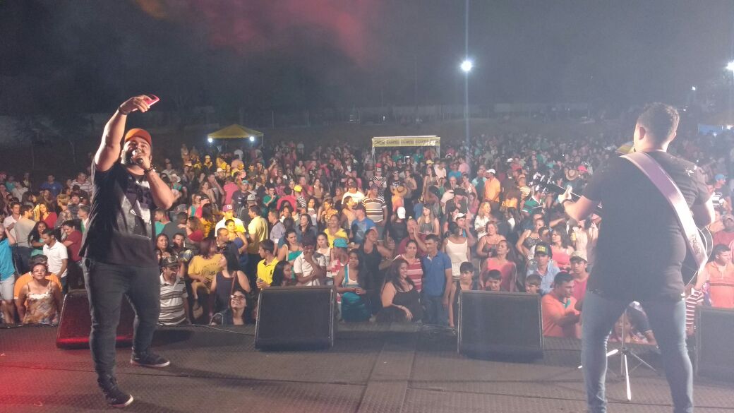 JMeFOficial's tweet photo. Energia da galera pra fechar com chave de ouro em #Auriflama. Foi #top demais!! #JMeF #SemControle #TourSemControle https://t.co/9cKMGR8kc1