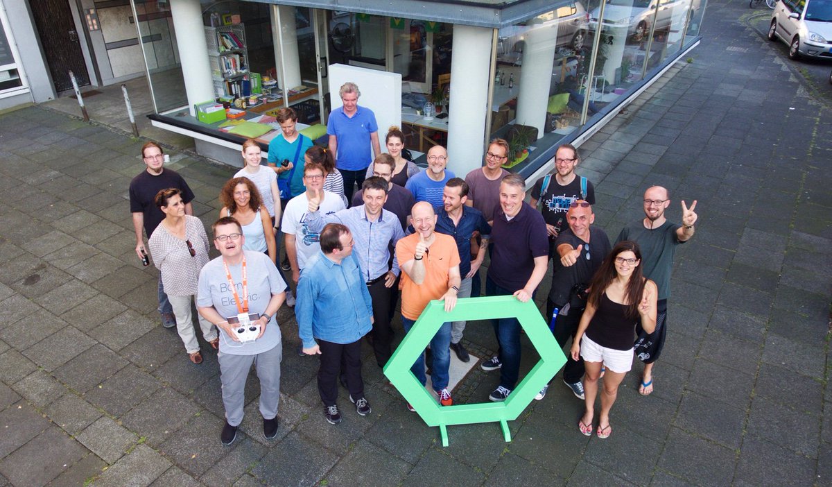 mickyroth's tweet photo. Luftbild vom #Codeforbonn - Treffen vor dem wunderbaren @BonnLAB https://t.co/BCvs46GY0k