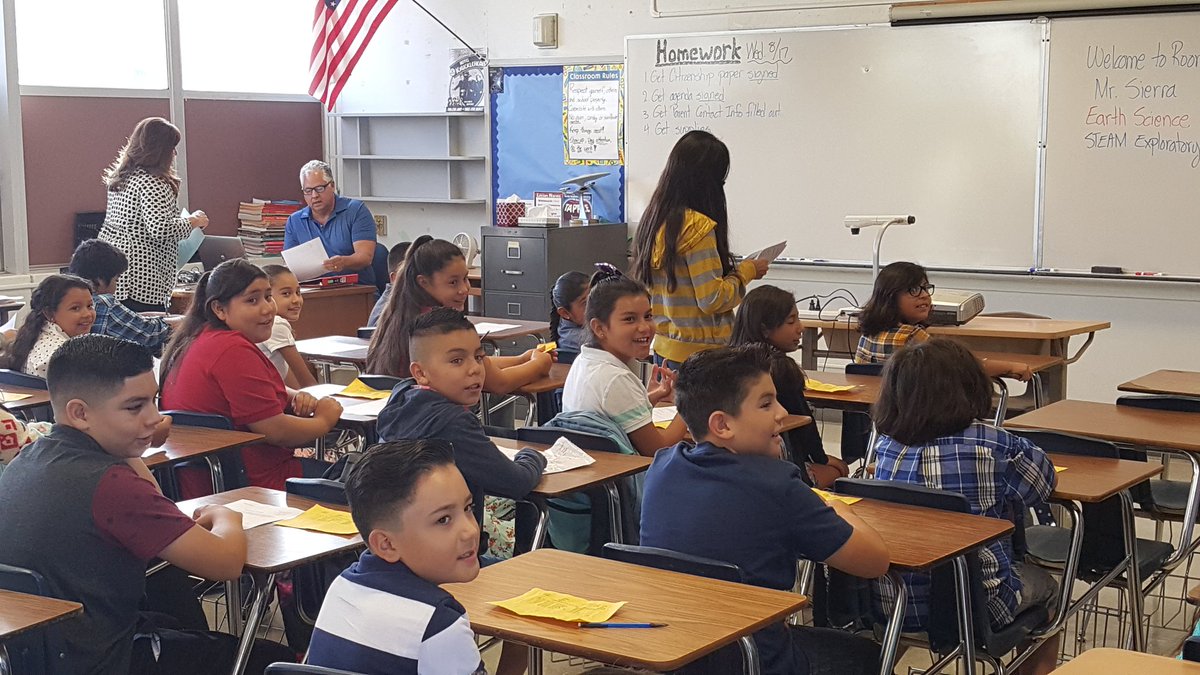 Riveramiddle's tweet photo. NEW SIXTH GRADERS EXCITED ABOUT RMS #ERfirstdayofschool  @ElRanchoSchools https://t.co/VoMfr9IpNS
