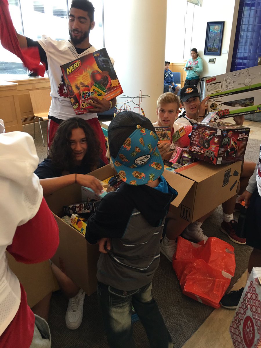 WestviewFootbal's tweet image. Doernbecher toy delivery by some of our Seniors today.  Thanks to all who donated!! @OHSUDoernbecher