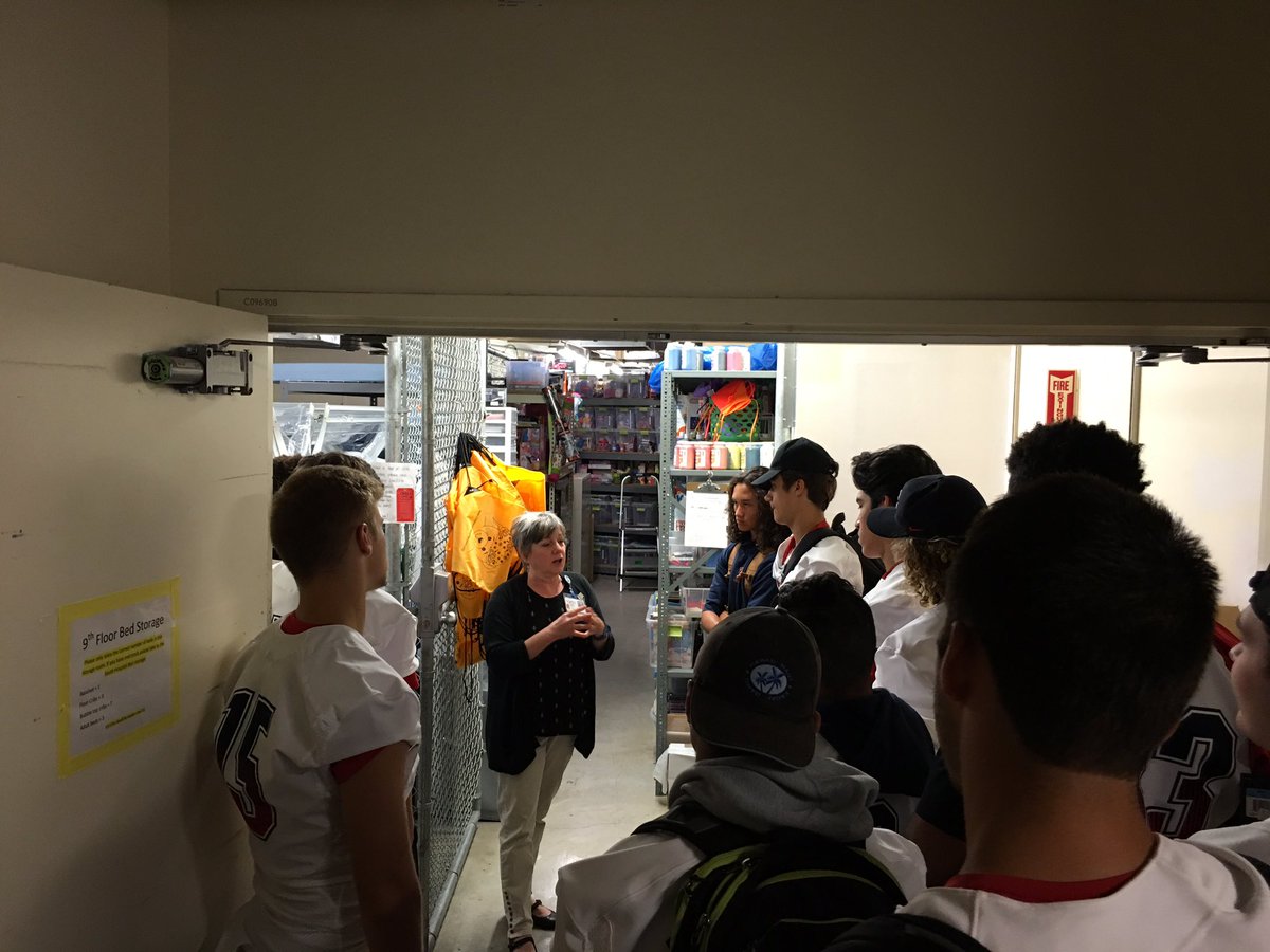 WestviewFootbal's tweet image. Doernbecher toy delivery by some of our Seniors today.  Thanks to all who donated!! @OHSUDoernbecher