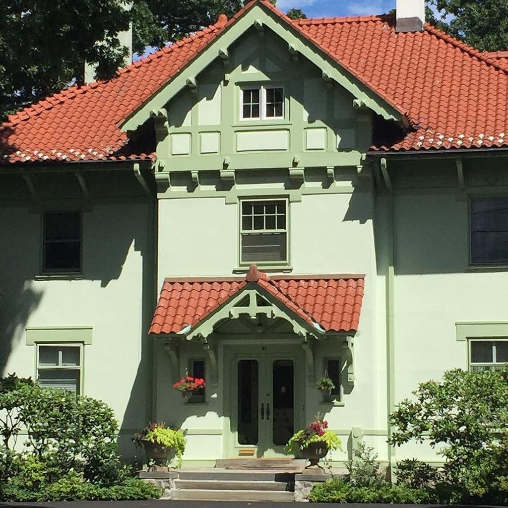 susancohan's tweet photo. Just love this house. Would love to give it the landscape it deserves too! #landscapedesig… https://t.co/w6rxaUBbZN https://t.co/njDcaw1A2T