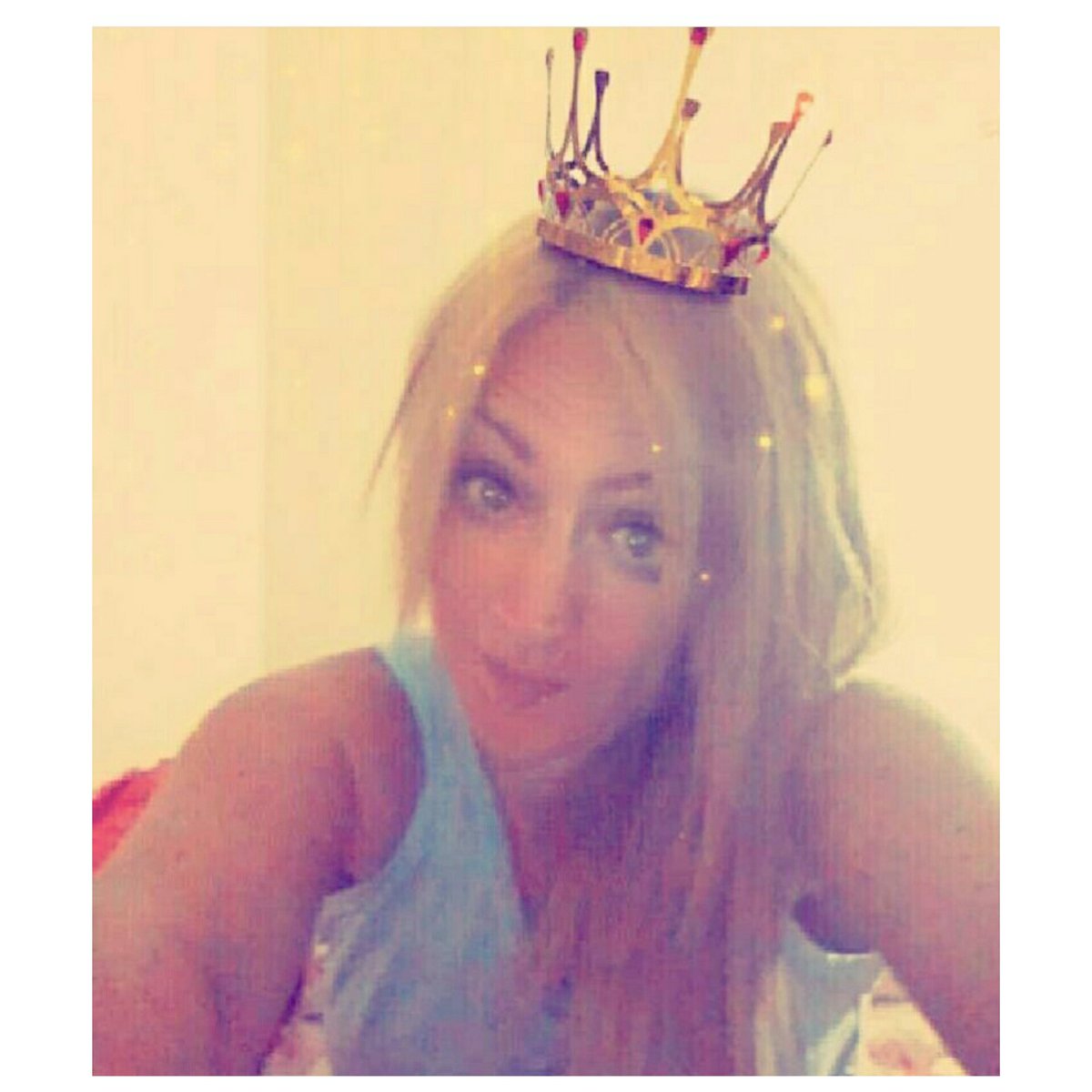 Nuriasalafh's tweet image. @SonyMusicSpain  @CD9 #RetoCoder #CodersEspañolas ponerse una corona en la cabeza y ir a pasear agarrados de la mano