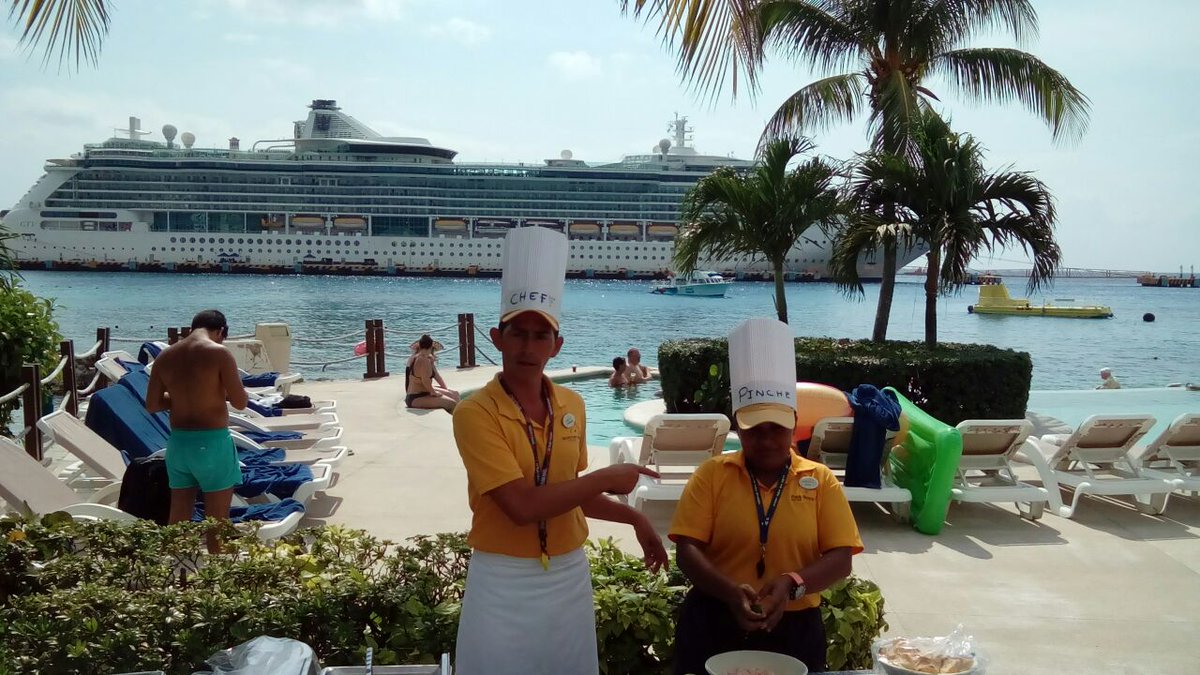 GrandParkRoyal's tweet photo. Who's up for a #Snack by the #Pool? 😍 🌴 #MakingGuacamole https://t.co/KKC9lSTmdD