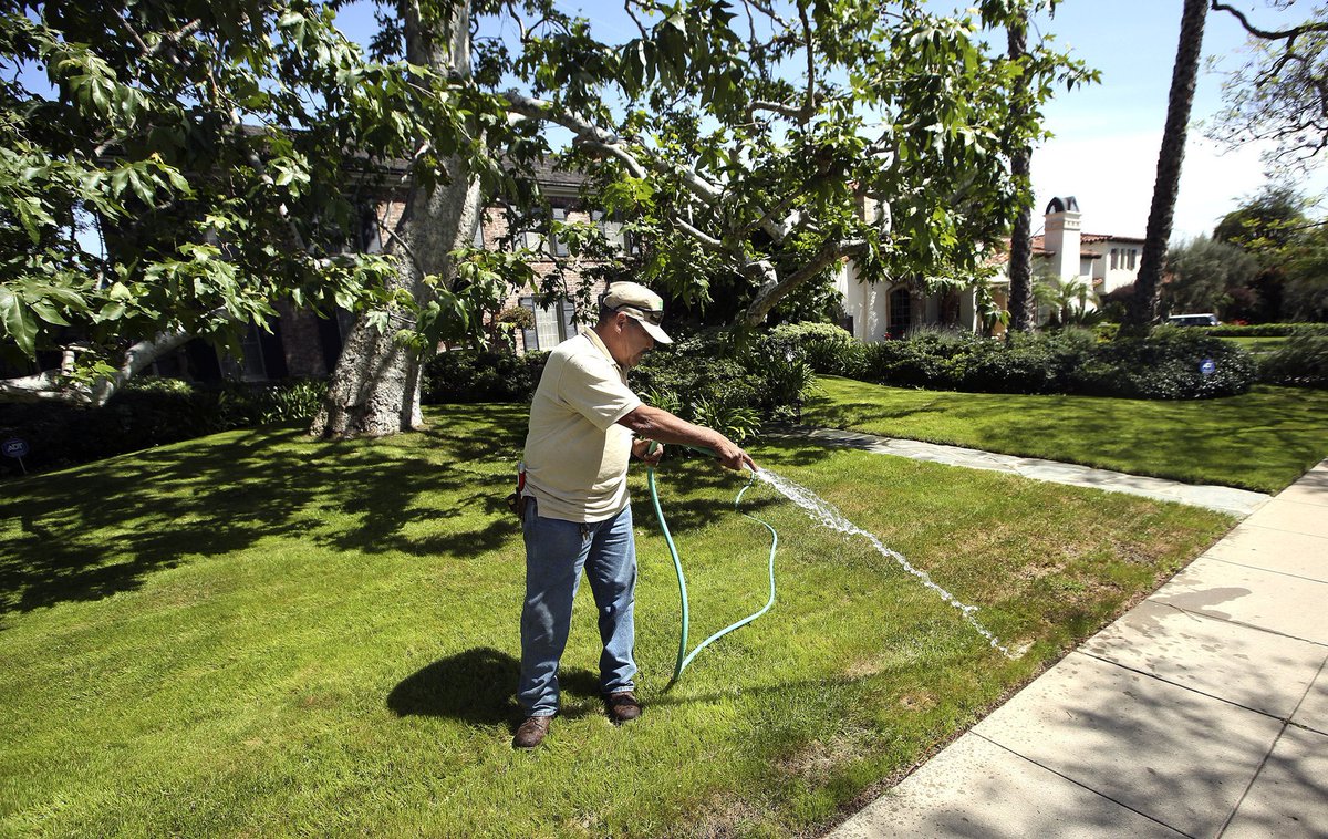 CA_Waterkeepers's tweet photo. Despite the ongoing #cadrought 84% of water agencies choose zero as a #conservation target: https://t.co/gLELdnZFbk. https://t.co/SMaO2QMbqY