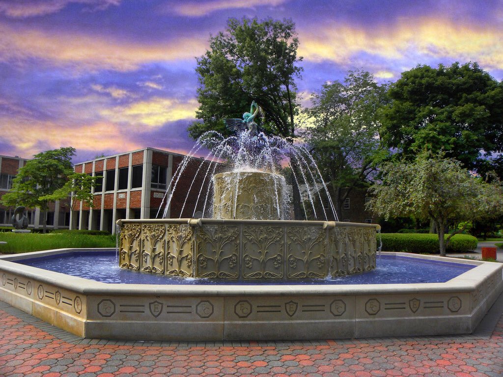Orientation_EC's tweet photo. #WhyElmira bc we have a chlorinated fountain that students are allowed to swim in when it's hot!(1st level only) https://t.co/kqdEaRzoY6