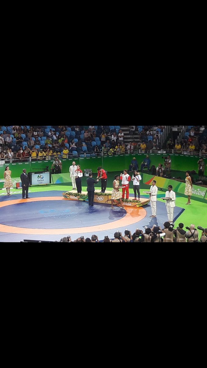 Marwa Amri reçoit sa médaille de bronze. Encore bravo👏🏽👏🏽 #Tun #Lutte #Rio2016