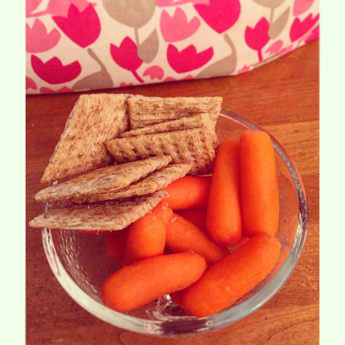 niki_babyy43's tweet photo. Wheat Thins & Baby Carrots. #TrackMyProgress #StayDetermined #Healthy #Motivated https://t.co/0t3UDBoPQ2
