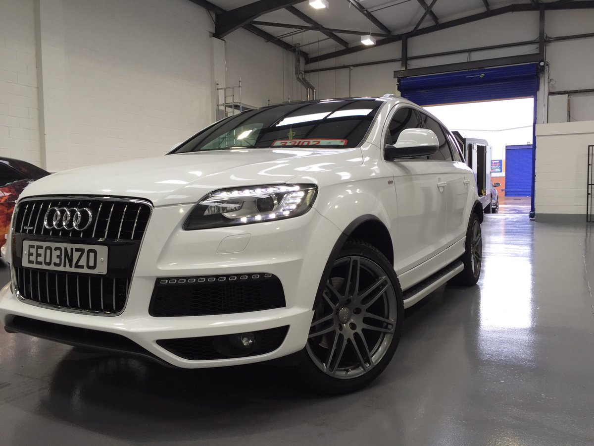 Farnell17's tweet photo. Gloss white Audi Q7 #wraps #vehiclewraps #glosswraps https://t.co/BQd02eFr4d