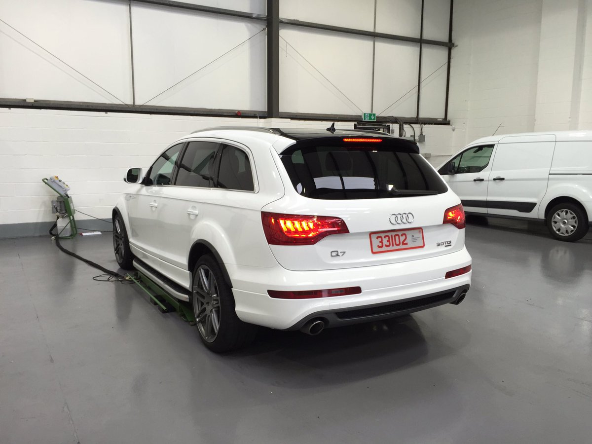 Farnell17's tweet photo. Gloss white Audi Q7 #wraps #vehiclewraps #glosswraps https://t.co/BQd02eFr4d