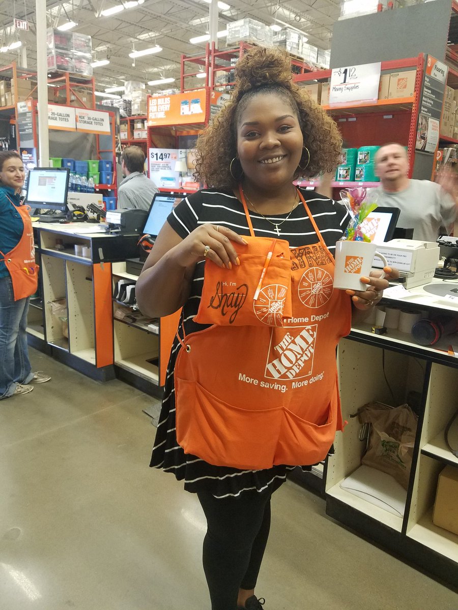vanessanajeraHD's tweet photo. Shayna Foster receiving her 1 year anniversary packet!! Congratulations!! https://t.co/gY7zfjsadf