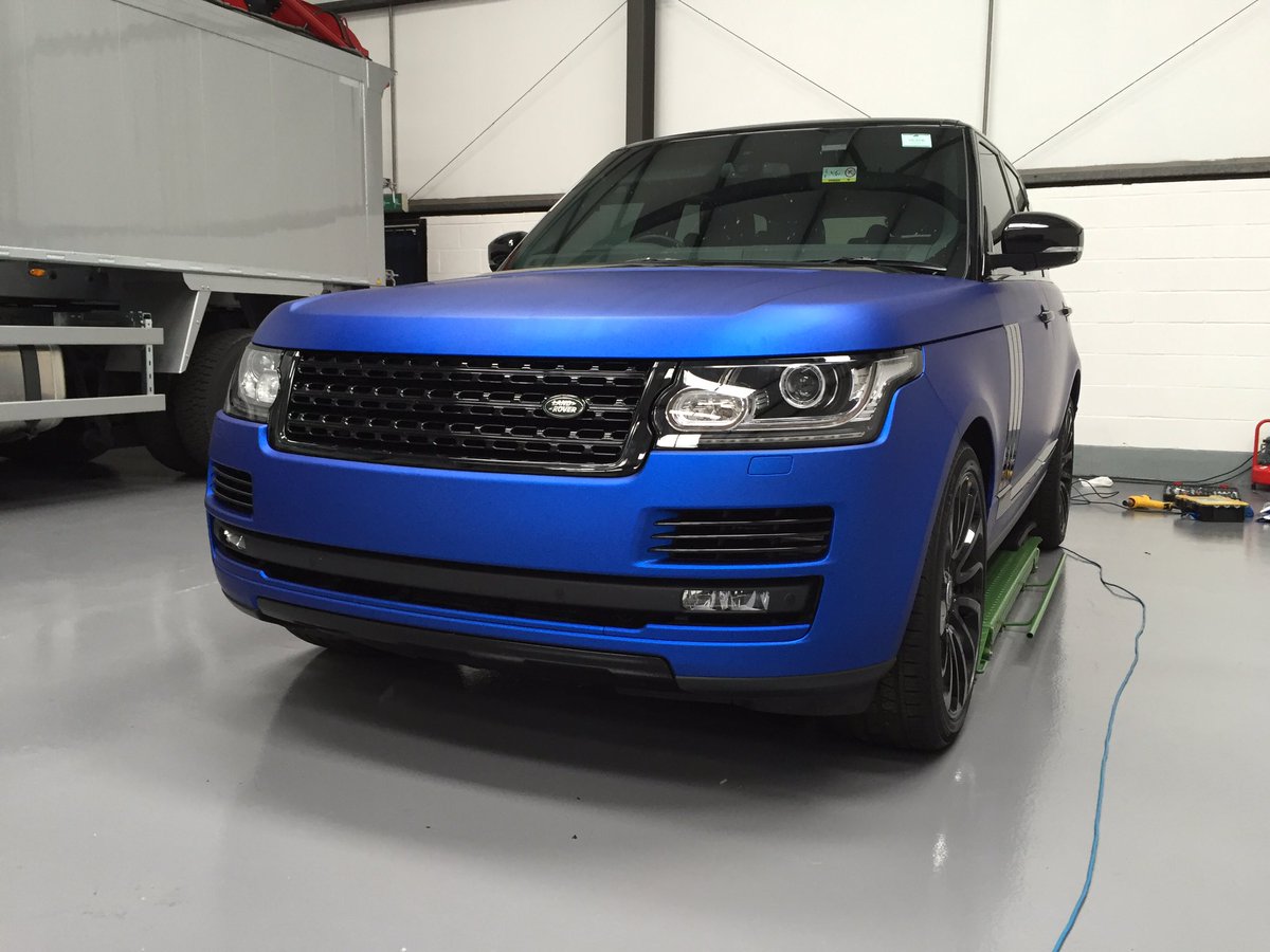 Farnell17's tweet photo. Satin chrome blue wrap #RangeRover #chromeblue #bigwraps https://t.co/PRZ1fWzbbR