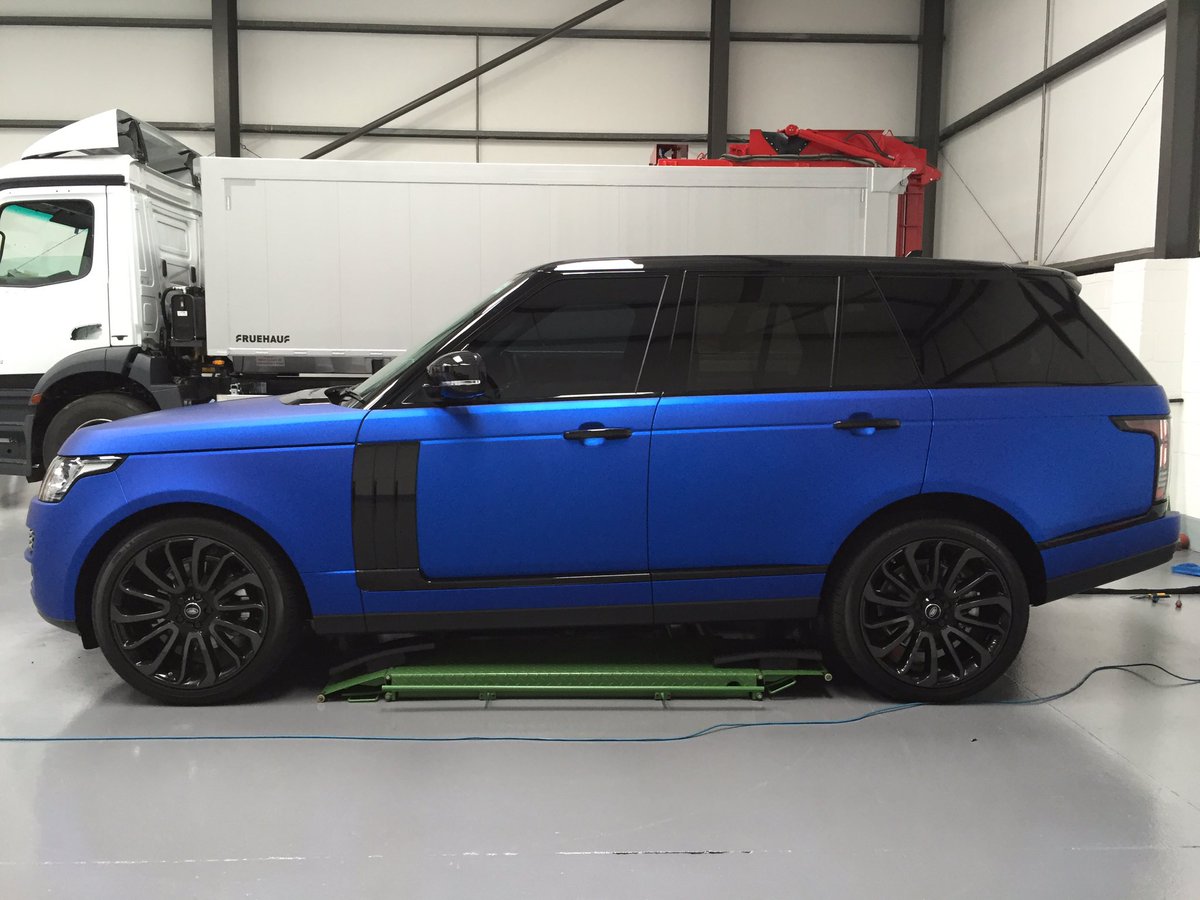 Farnell17's tweet photo. Satin chrome blue wrap #RangeRover #chromeblue #bigwraps https://t.co/PRZ1fWzbbR