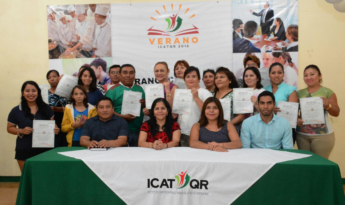 Con_Abuxapqui's tweet photo. La Sra. Patricia Ramírez, pdta del #DIFOPB participó en la clausura de cursos donde empleados mpales se capacitaron. https://t.co/FgFuPh9jDZ