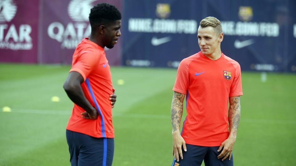 fcbarcelona_fra's tweet photo. 🔴🔵 @UmtitiSam  est titulaire pour la première fois sous le maillot du Barça. @LucasDigne débute aussi #FCBlive https://t.co/NyMhe2wrql