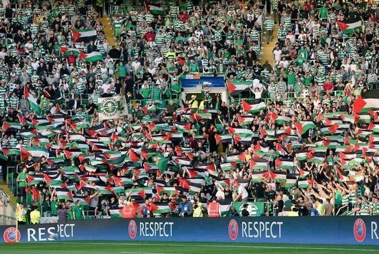clappingmedia's tweet photo. Les supporters du Celtic ont agité des drapeaux de la Palestine en soutien contre l'équipe israélienne de Beer Sheva https://t.co/diA0BC7zK1