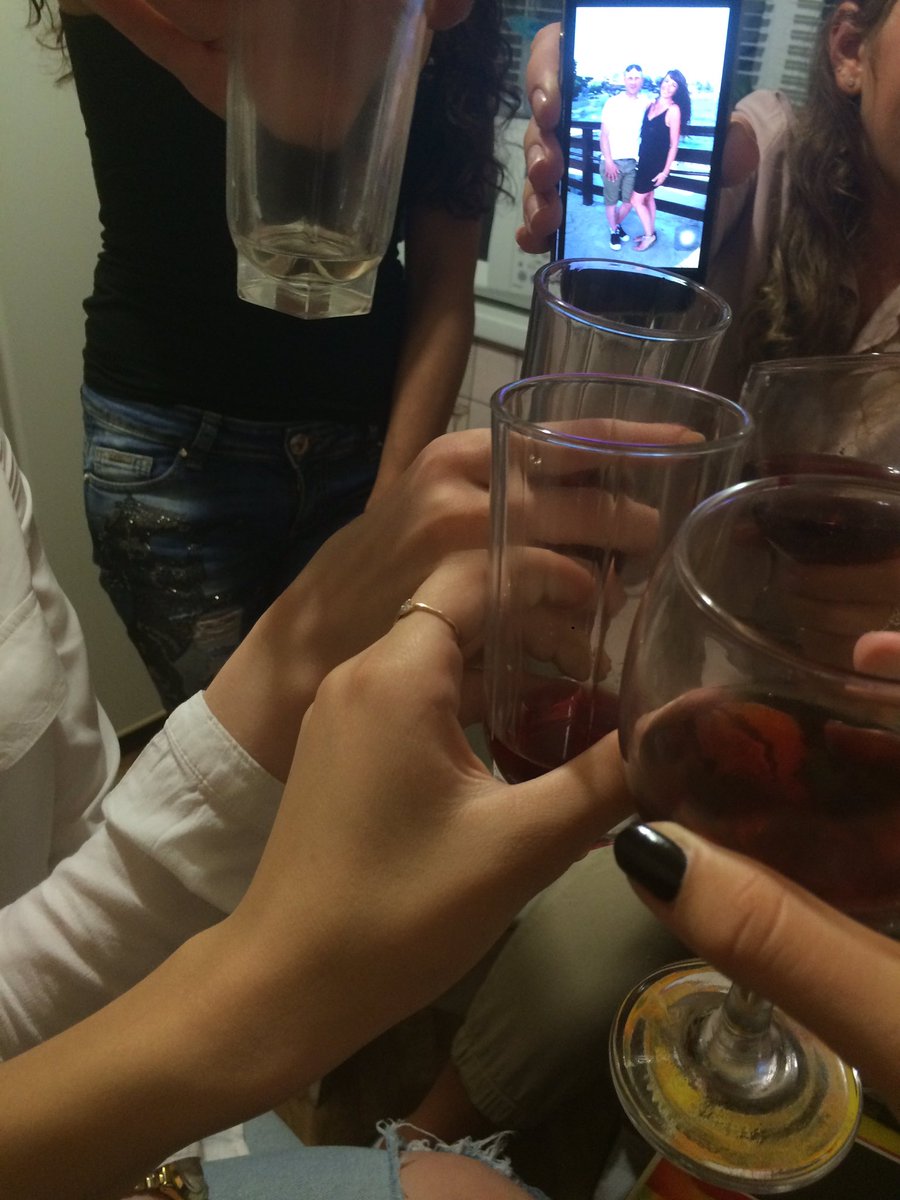 devushki-pyut-spirtnoe-i-otdihayut-po-polnoy-na-kvartire-video-smotret-porno-filmi-pro-lezbiyanok-s-russkim-perevodom