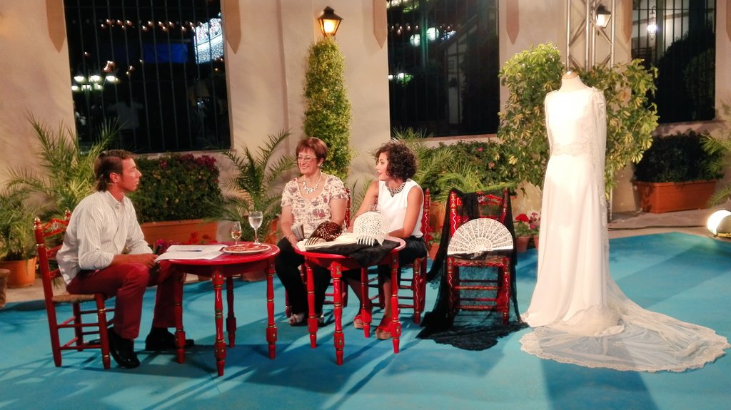 CanalMalagaRTV's tweet photo. Las dos generaciones de @ARTFLORENCIA nos muestran sus diseños en #directo en @OndaAzulmalaga #Mantilla #Novia https://t.co/G62KvZ1vGW