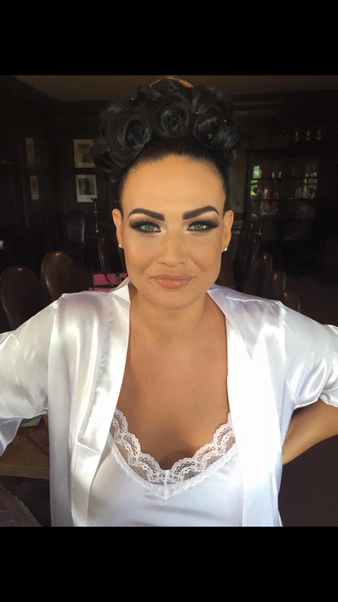 thePowder_room1's tweet photo. #bridalmakeup #bridal #wedding #makeup #makeupartist #mua #manchester #flawless #beautiful by @SarahModelworx  💄👰🏻⛪️ https://t.co/Pmnez0m8Vc