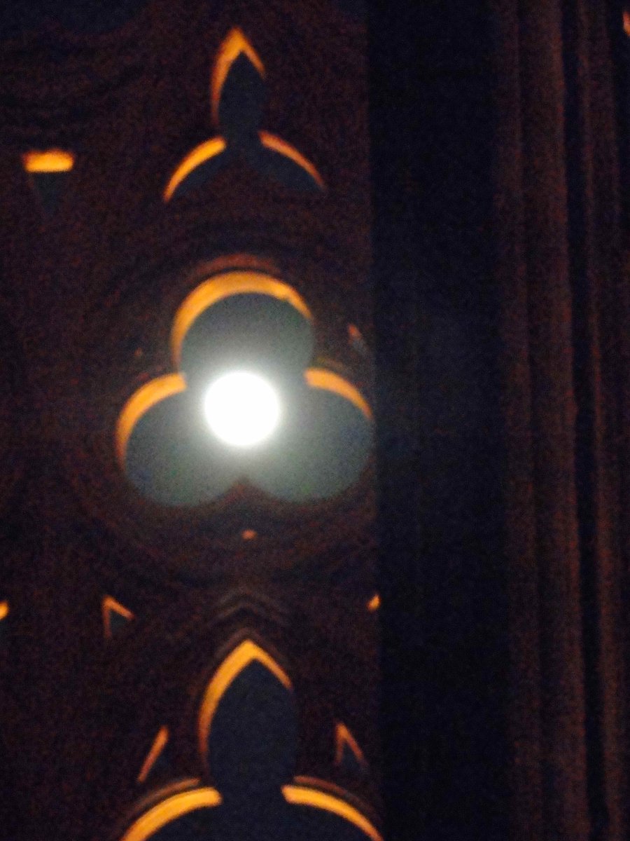 TuroSeuVella's tweet photo. La nit de Lluna Plena de divendres 19 a la Seu Vella promet ser molt màgica. T’ho perdràs? De 21.00 a 00.00h https://t.co/JHlIRwOZOh