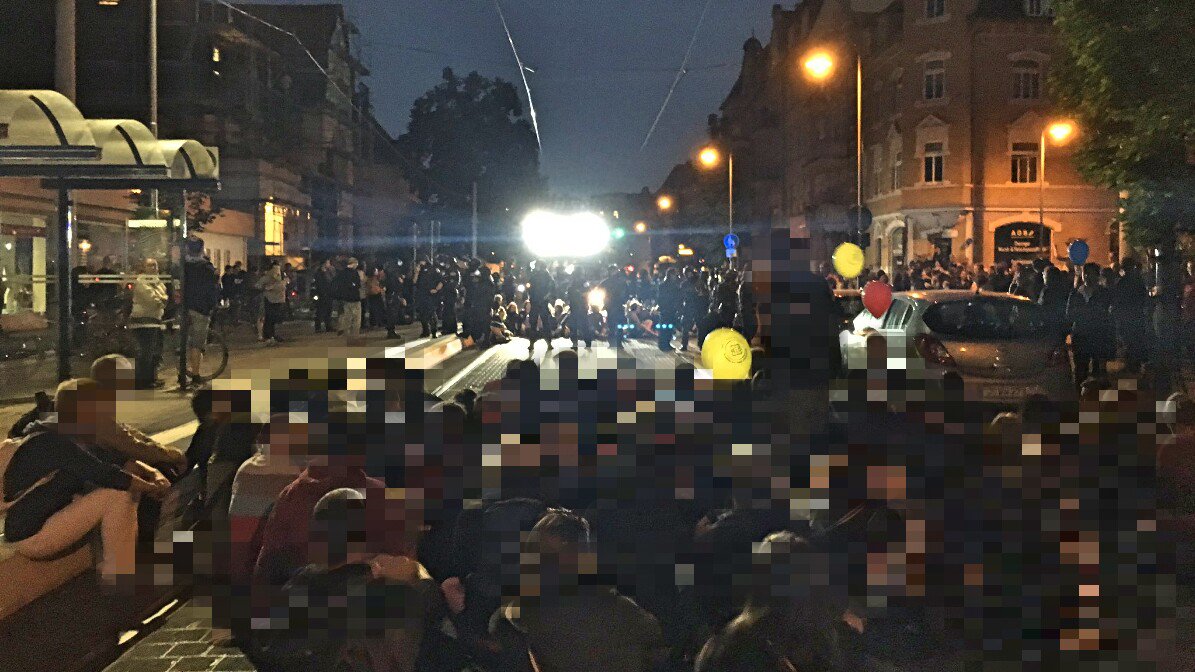 DankeAntifa's tweet photo. #DankeAntifa für die Blockaden gegen die #nazis heute in #jena ✊❤
#j1708 https://t.co/oNSGDKqWAP