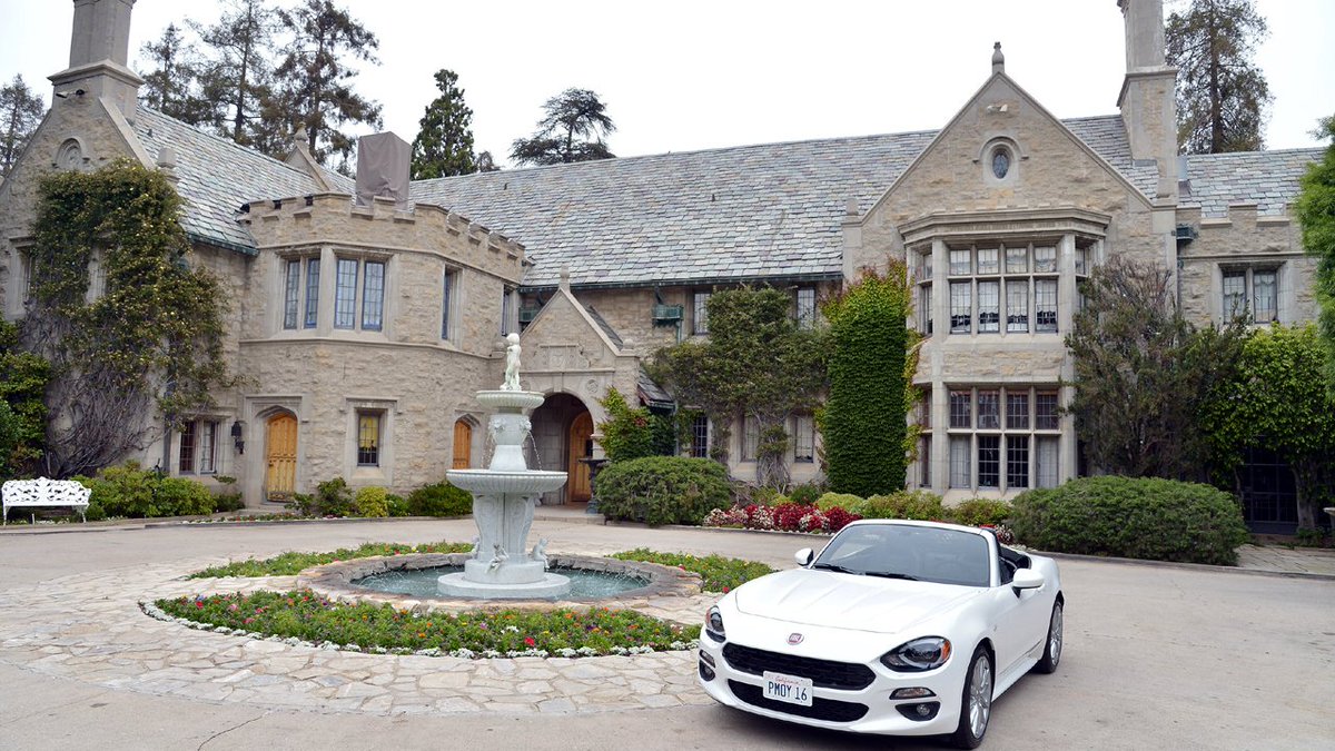 Playboy Mansion sold for $100 million bit.ly/2bnNlWP?utm_me… https://t.co/0f6kCNNtzI