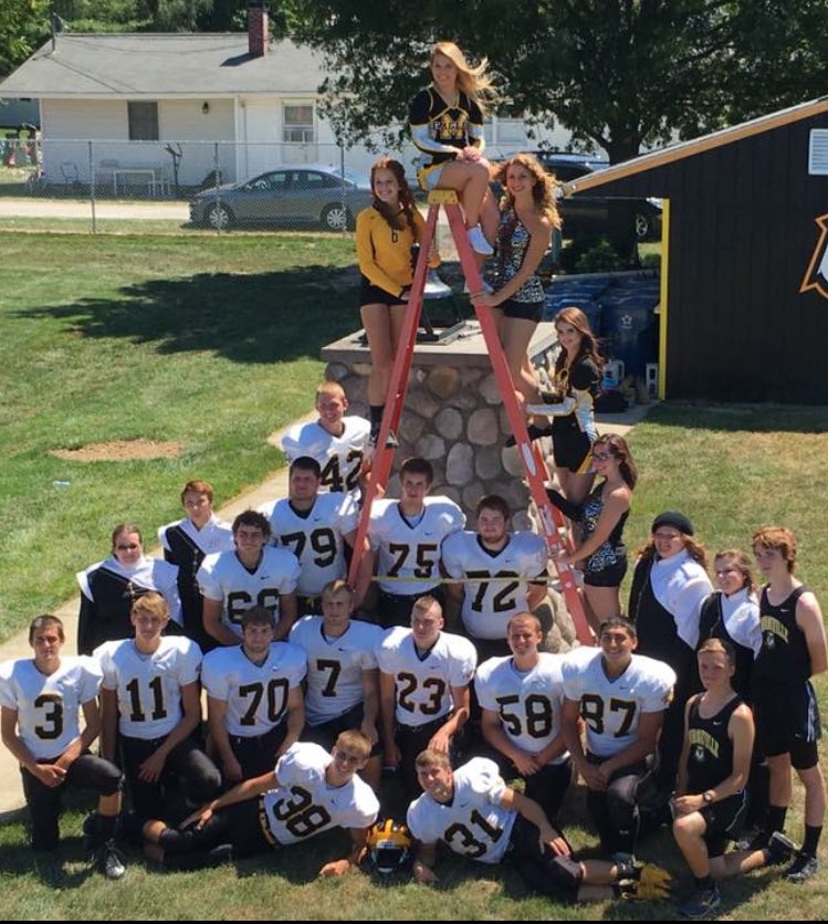 mhsgoeagles's tweet photo. 💛🏈🏐2017 SENIORS🏃🏻🎉💛 https://t.co/CT1Dk2Q9K7