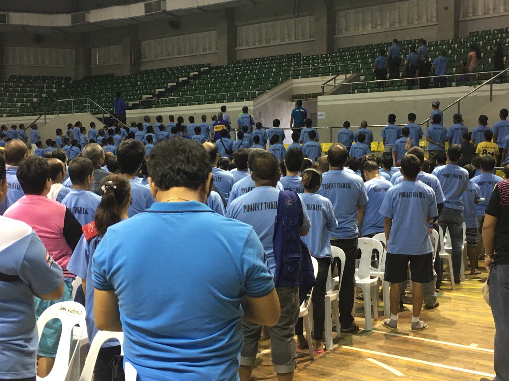 mikefrialde's tweet photo. some 1,000 drug "surenderees" now at makati coliseum following oplan tokhang by makati pnp https://t.co/SID4qfnRvm