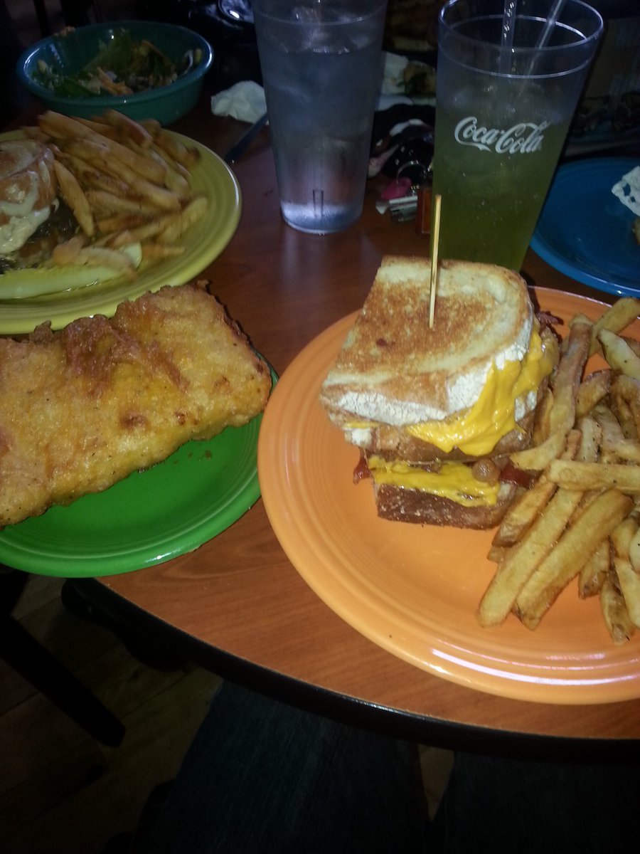Jasonkyleschmi1's tweet photo. I went to The Melt bar and grill and my food was amazing especially the deep fried twinkies https://t.co/hlTZV1gD6c