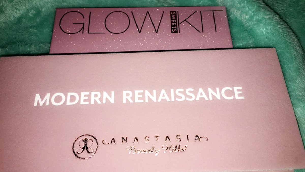 _mareexo's tweet photo. THANK YOU SO MUCH @CIothesPorn FOR MODERN REN AND MY GLOW KIT😭😭💖💖💖 I AM IN LOVE, I CANT THANK YOU ENOUGH💘💘💘 https://t.co/GYs6iFlpxa