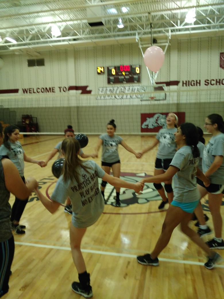 Coach_Ehmling's tweet photo. @HeightsHighSch @ghostofHHS #HeightsBulldogs @heightshighvb                    JV Team Building Kagan Style. https://t.co/BuXoI20oih