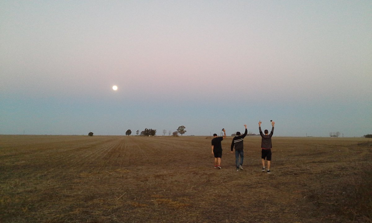 MaguiFilm's tweet photo. Fuimos con el sol, volvimos con la luna. #Clase #Investigación #Exterior #CortoTerror https://t.co/UdInedrU7u