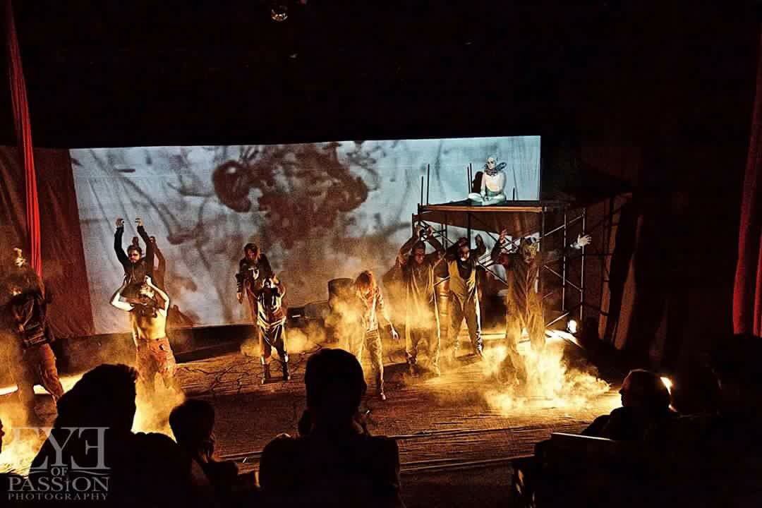 Hoy 6pm. <a href="/edgarchias/">Édgar Chías</a> y un servidor en codigoradio.cultura.df.gob.mx/index.php/este… con <a href="/Estelateatro/">Estela Leñero</a> hablando de <a href="/Montanas_azules/">Montañas Azules</a>