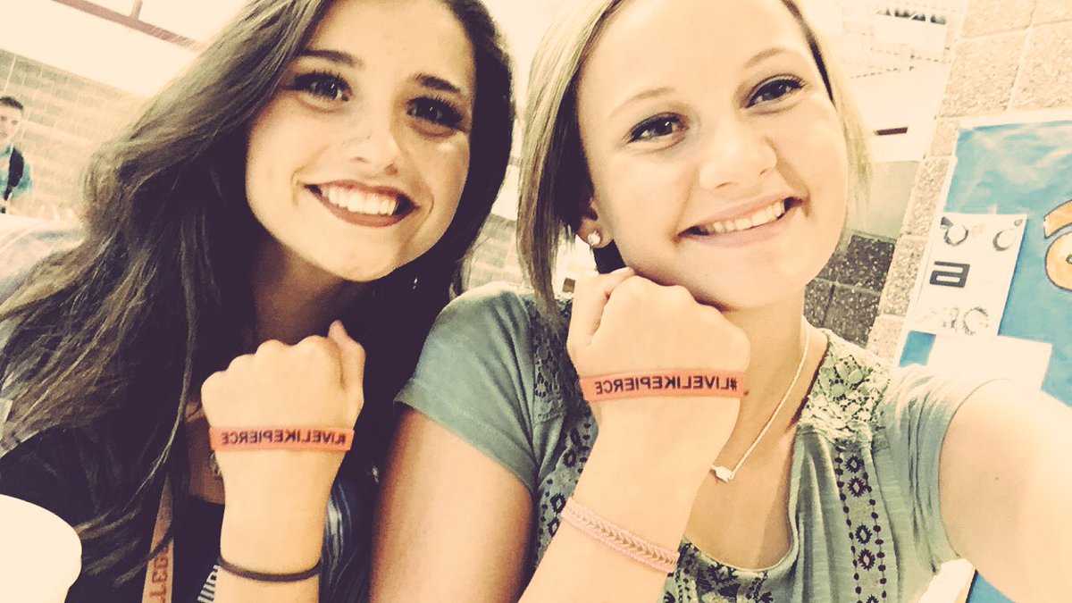 ClaireBrienna's tweet photo. Junior Year 🤔😊🐝 #juabwasp #livelikepierce https://t.co/gNeXydVGi0