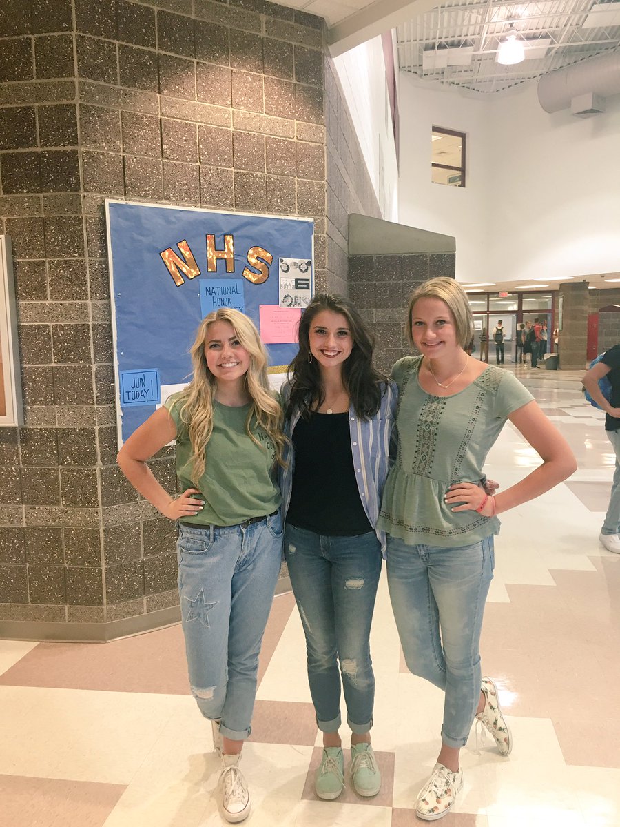 ClaireBrienna's tweet photo. Junior Year 🤔😊🐝 #juabwasp #livelikepierce https://t.co/gNeXydVGi0